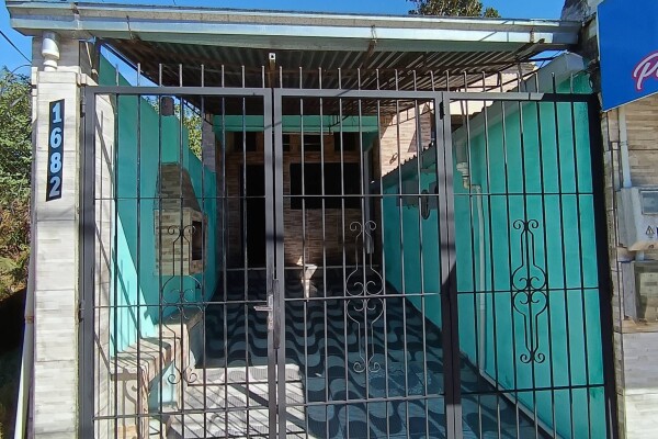 Alquilo casa en Pueblo Nuevo